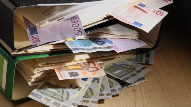 Βρήκε 10.600 ευρώ μέσα σε φάκελο στο πάρκινγκ ενός πολυκαταστήματος – Την επόμενη μέρα δέχθηκε ένα καθοριστικό τηλεφώνημα!