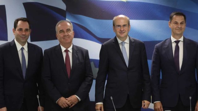 Υπουργείο Οικονομικών: Ολοκληρώθηκε η τελετή παράδοσης – παραλαβής – Οι 6 στόχοι της νέας τετραετίας