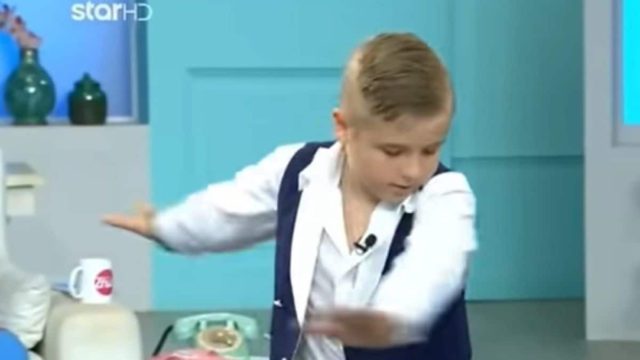 Το ζεϊμπέκικο του πιο μάγκα πιτσιρίκου που έκανε τη Ζήνα Κουτσελίνη να «λυγίσει»!