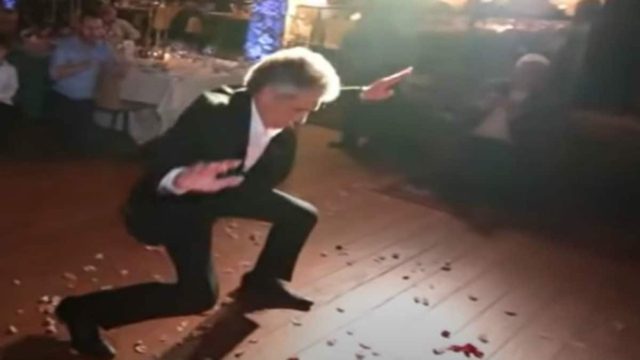 Μερακλής πατέρας χορεύει ζεϊμπέκικο στο γάμο της κόρης του και «τρελαίνει» κάθε καλεσμένο!