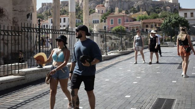 Καιρός σήμερα 24/7: «Καμίνι» η χώρα με μικρή υποχώρηση του καύσωνα – Νέα θερμική έξαρση από αύριο