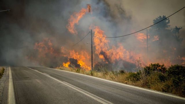 Πύρινα μέτωπα: Μεγάλη αναζωπύρωση στο Πλατανιστό στην Κάρυστο – Μάχη με τις φλόγες σε Ρόδο και Κέρκυρα