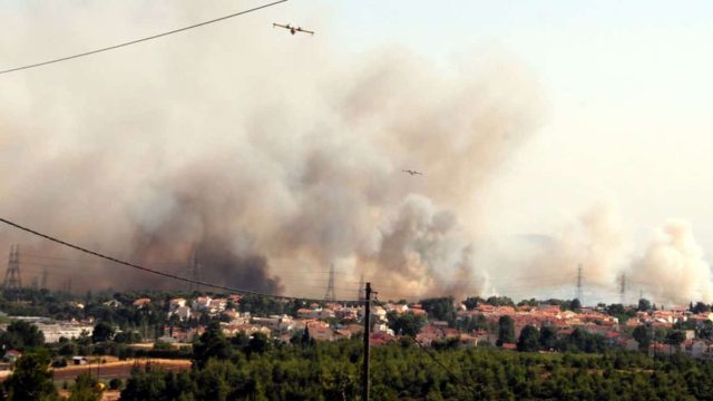 Έκτακτο: Ισχυρή πυρκαγιά στην Κηφισιά, απειλούνται σπίτια!