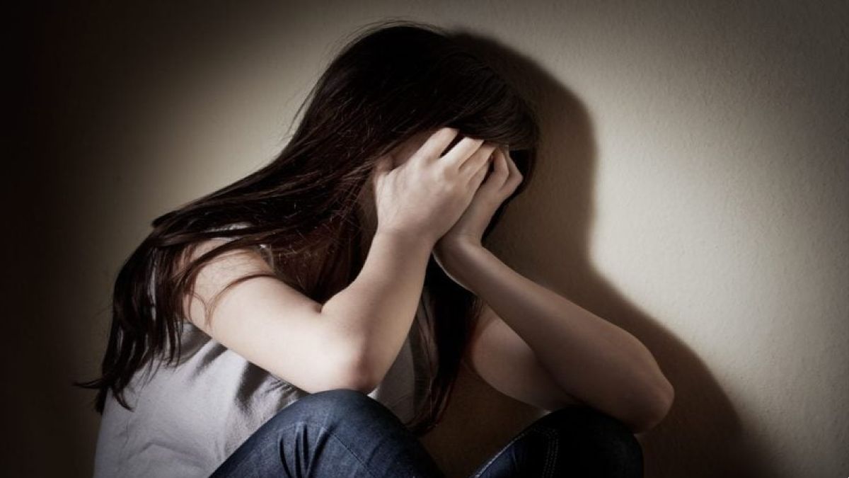 Αποτροπιασμός στο Ίλιον: Χειροπέδες σε 85χρονο για ασέλγεια σε βάρος 13χρονης φίλης της εγγονής του