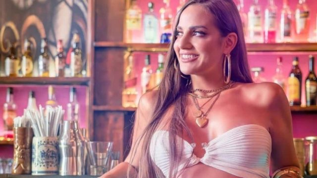 Βίντεο σοκ: Ελληνίδα τραγουδίστρια “τσάκωσε” στο γλέντι του γάμου τον γαμπρό με την κουμπάρα