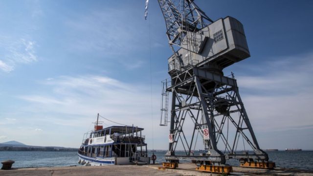 Σοκ στη Θεσσαλονίκη: Έμεινε παράλυτος στα πόδια ο 19χρονος που βούτηξε από προβλήτα στην Περαία