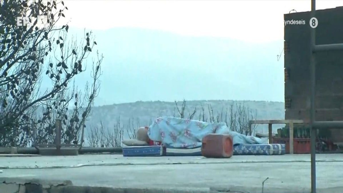 Φωτιά στη Μάνδρα: «Δεν έχω πού αλλού να πάω» – “Λυγίζει” ο άνδρας που κοιμάται πάνω στο καμένο σπίτι του (Video)