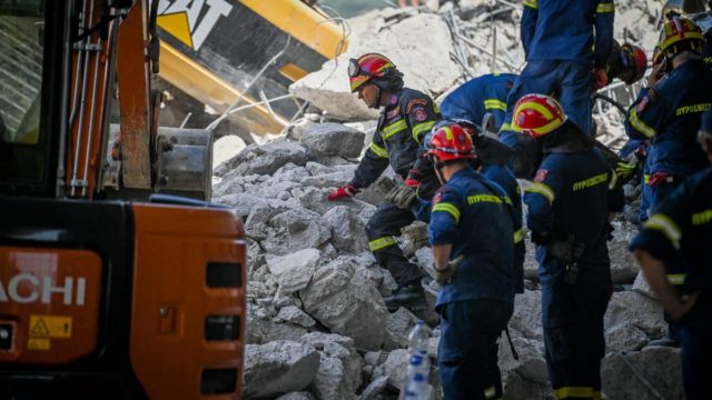 Τραγωδία στην Πάτρα: «Στο τρίτο χτύπημα του σφυριού έπεσε η γέφυρα και τους πλάκωσε όλους» – Συγκλονιστική περιγραφή τραυματία