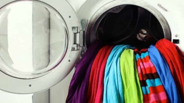 Ξεθωριασμένα ρούχα: 3 κόλπα για να επαναφέρετε το χρώμα τους και να τα κάνετε σαν καινούργια