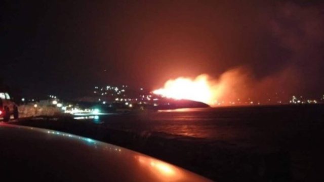 Φωτιά στην Κάρυστο: Τεράστια η μάχη με τις αναζωπυρώσεις – Απανωτά μηνύματα από 112 – Ποιες περιοχές εκκενώνονται