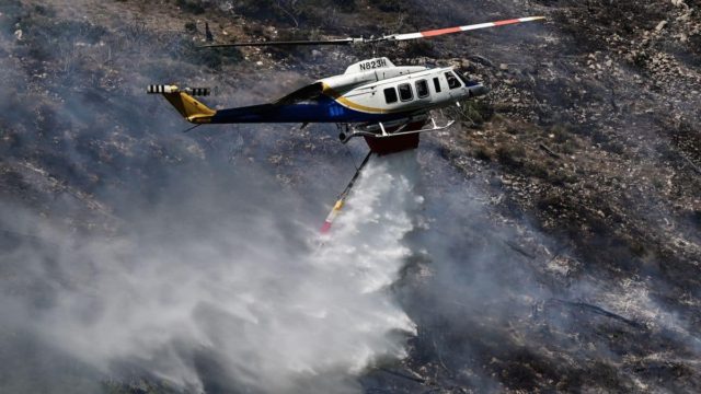 Πύρινα μέτωπα: Δύσκολο το μέτωπο προς Οινόη και Μαγούλα – Υπάρχουν διάσπαρτες εστίες σε Λουτράκι και Σαρωνίδα