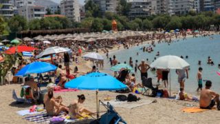 Η φωτογραφία της ημέρας: Ο καύσωνας γεμίζει τις παραλίες της χώρας!