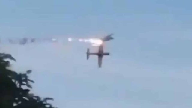 Συγκρούστηκαν μαχητικά αεροσκάφη στον αέρα – Νεκρός ο ένας πιλότος – Σοκάρει το βίντεο