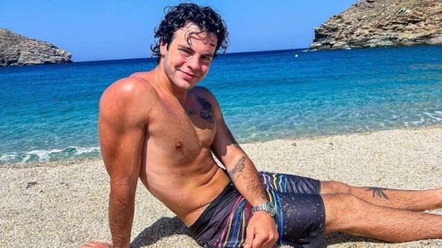 «Γλυκά μου…» – Τα παιχνίδια του Άγγελου Λάτσιου στη θάλασσα με την αδερφή του Μαρίνα και το σχόλιο της συντρόφου του, Γαίας Μερκούρη (photo)
