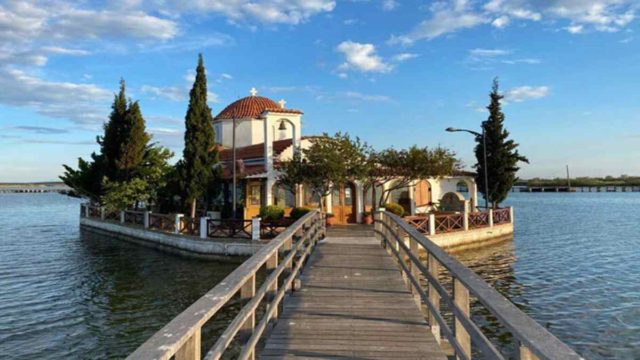 Γαλήνιο και κατανυκτικό: Tο «πλωτό» ελληνικό μοναστήρι που προκαλεί δέος