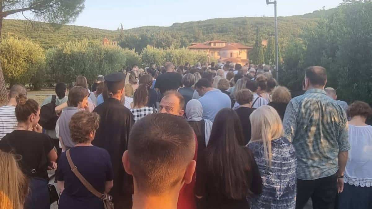 Ουρές στη Σουρωτή για τον Άγιο Παΐσιο: Χιλιάδες πιστοί έσπευσαν να προσκυνήσουν τον τάφο του (photos)