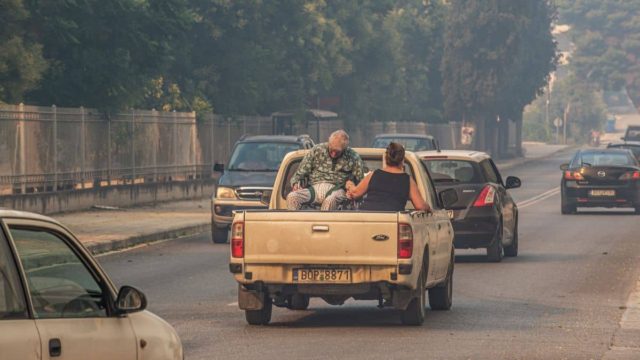 Νύχτα τρόμου στη Νέα Αγχίαλο – Αγωνία για την πορεία της φωτιάς και τις συνεχείς εκρήξεις – Καλύτερη εικόνα σε Λαμία, Ρόδο, Κέρκυρα και Κάρυστο