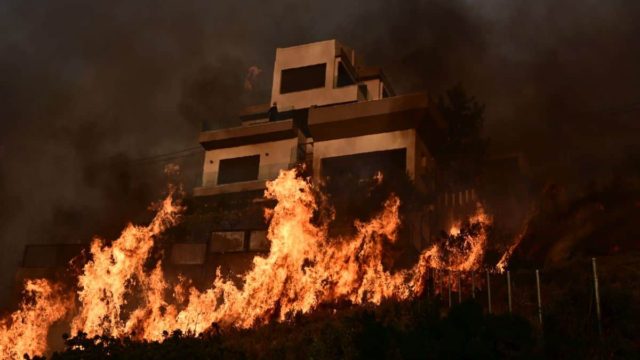 Ελλαδάρα: Ιδιοκτήτρια Airbnb αναρωτιόταν αν έπρεπε να χρεώσει τους πελάτες που έφυγαν λόγω της φωτιάς