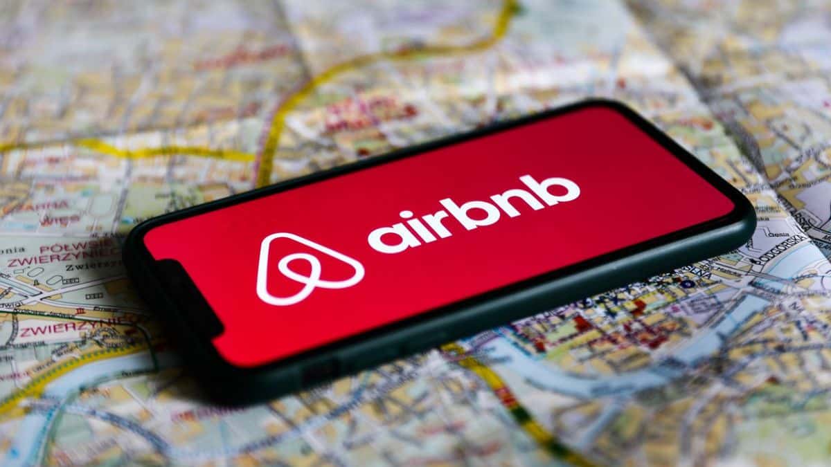 «Φρένο» στο Airbnb: Τι μέτρα εξετάζει η κυβέρνηση για να «ανασάνει» η αγορά των ενοικίων