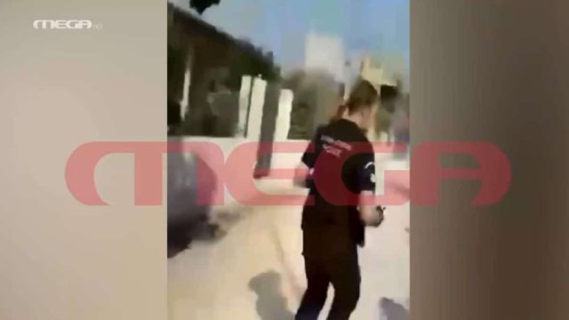 Ανάβυσσος: Δραματικός απεγκλωβισμός ηλικιωμένου ζευγαριού από φλεγόμενο σπίτι (Video)