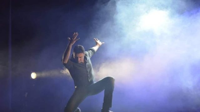 Το έζησε με την ψυχή του: Άνδρας χορεύει ζεϊμπέκικο και τα «σπάει» στο Youtube!