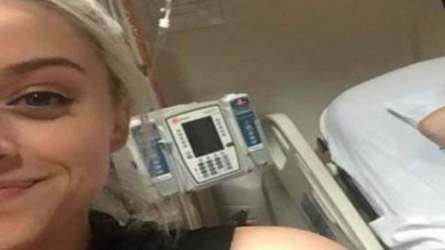 Αυτή η κοπέλα έβγαζε χαμογελαστή μια selfie – Μόλις δείτε τι κάνει η αδερφή της από πίσω θα μείνετε με το στόμα ανοιχτό!