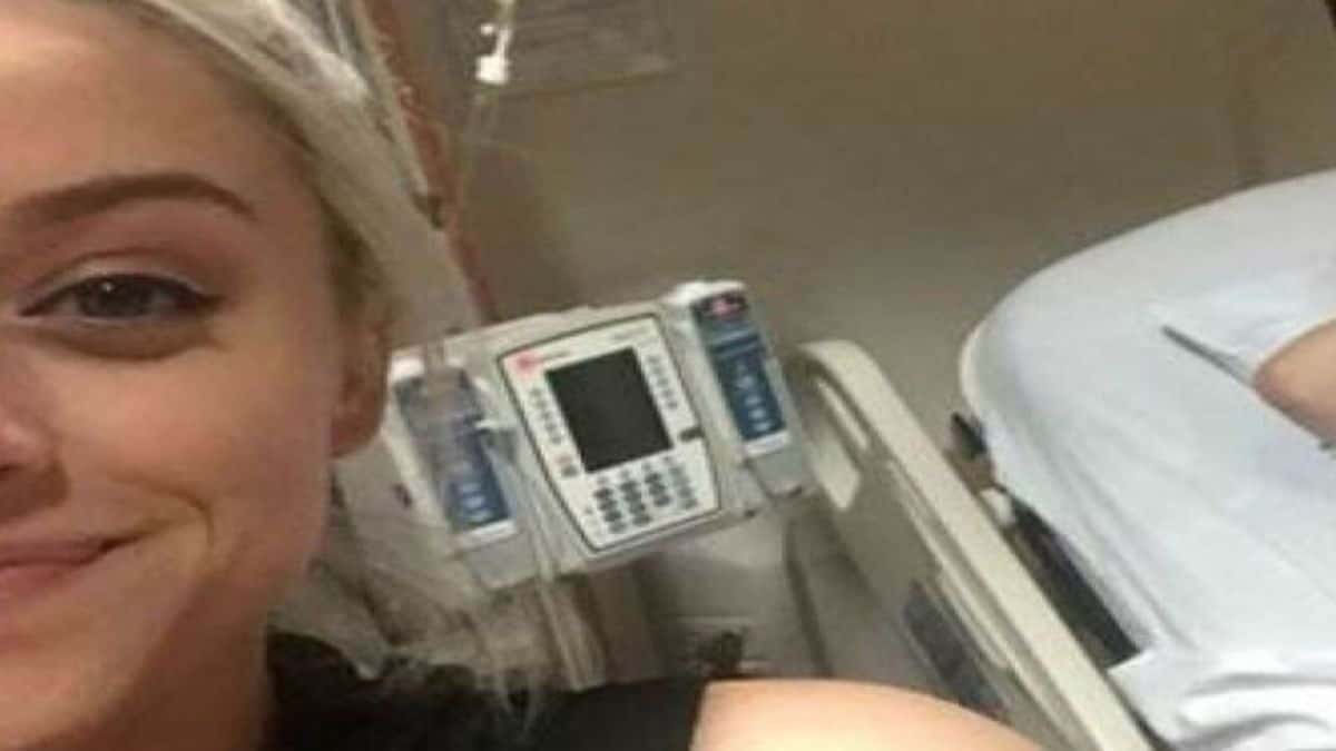 Αυτή η κοπέλα έβγαζε χαμογελαστή μια selfie – Μόλις δείτε τι κάνει η αδερφή της από πίσω θα μείνετε με το στόμα ανοιχτό!