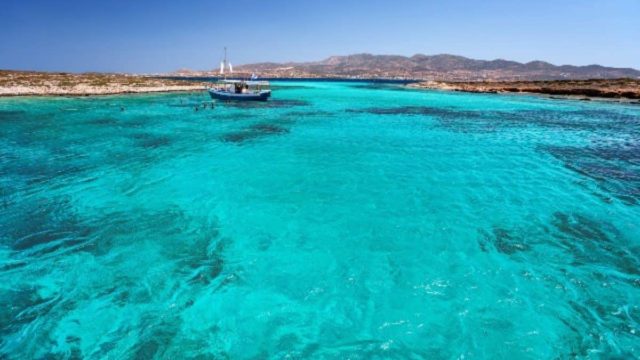 Κυκλαδίτικος «παράδεισος»: Το μικρό ελληνικό νησί που επιλέγουν οι διάσημοι  – Οι κρυφές παραλίες με τα καταγάλανα νερά