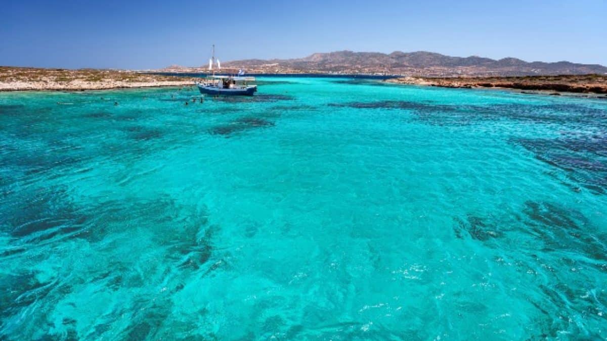Κυκλαδίτικος «παράδεισος»: Το μικρό ελληνικό νησί που επιλέγουν οι διάσημοι – Οι κρυφές παραλίες με τα καταγάλανα νερά