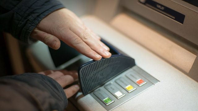 Πήγε στο ΑΤΜ για να κατεβάσει 200 ευρώ και «πάγωσε» με αυτό που είδε – Τεράστια προσοχή!