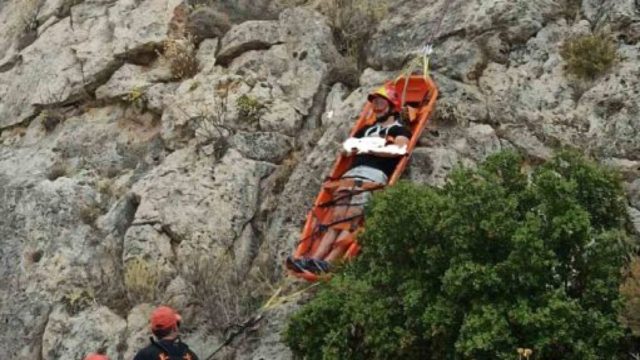 Τραυματίας ανασύρθηκε ζωντανός από δύσβατη περιοχή στη Γλυφάδα – Άμεση επέμβαση της Πυροσβεστικής (photos)