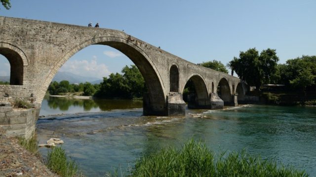 Παραλίγο τραγωδία στην Άρτα – Άνοιξαν οι πόρτες φράγματος στον Άραχθο και τα νερά παρέσυραν πέντε ανήλικες