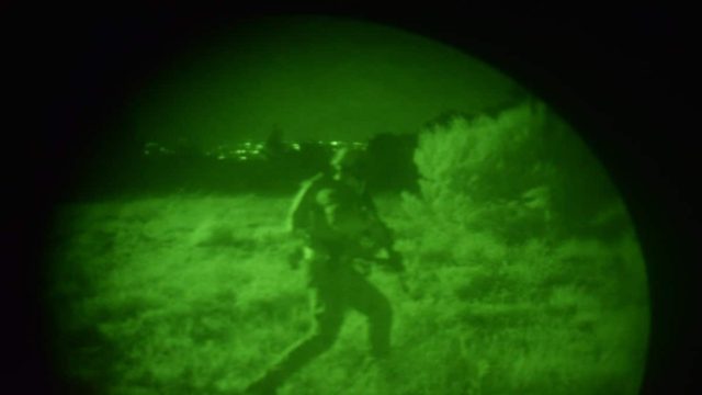 Θρίλερ στον Ασπρόπυργο: Υπαξιωματικός στην Β’ Μοίρα Καταδρομών άνοιξε πυρ, έριξε χειροβομβίδα κρότου-λάμψης και κράτησε όμηρο τον διοικητή του!