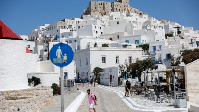 Ύμνος στην Ελλάδα από τη «Le Figaro»: Αυτό είναι το πράσινο νησί των «χιλίων αποχρώσεων του μπλε»