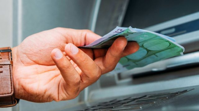 «Βροχή» επιδομάτων σε μία μέρα – Ουρές στα ΑΤΜ της χώρας