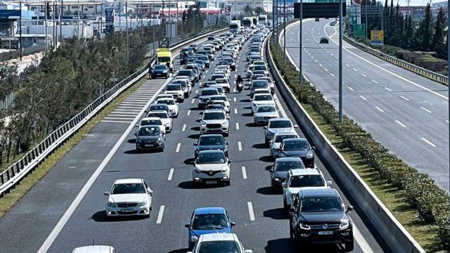 Μεγάλη καραμπόλα στην Αττική οδό: Σύγκρουση οχημάτων στο ύψος της Κηφισίας στο ρεύμα προς Ελευσίνα