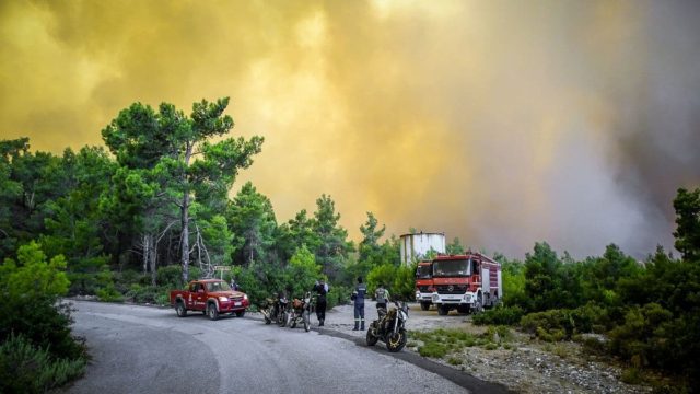 Μεγάλη αναζωπύρωση στο Ασκληπιείο Ρόδου: Οι φλόγες στις αυλές των σπιτιών!