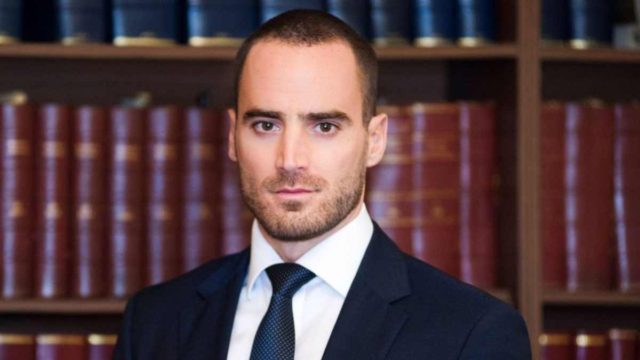 Χάρης Αναγνωστόπουλος: Ο δικηγόρος του Deal έγινε πατέρας – Η φωτογραφία με τη νεογέννητη κόρη του