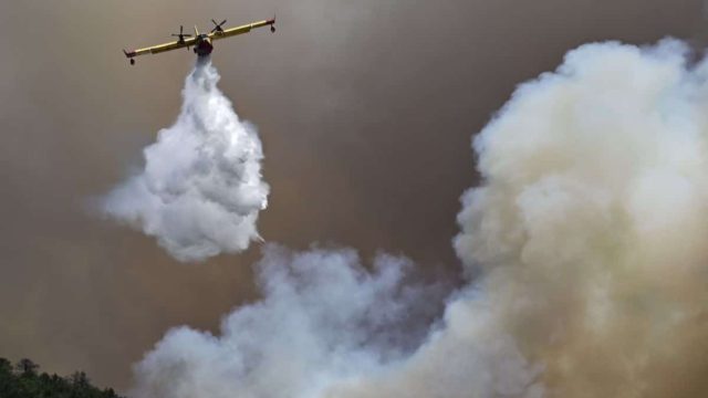 Φωτιά στα Δερβενοχώρια: Τρία Chinook επιχειρούν πάνω από το μέτωπο (video)
