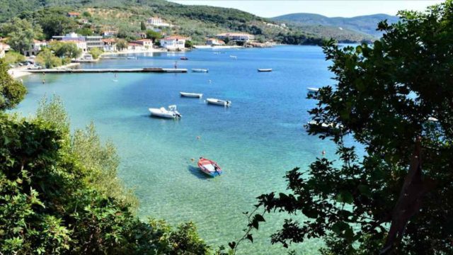 Βγαλμένο από άλλη εποχή: Το ελληνικό παραθαλάσσιο χωριό που είναι χάρμα οφθαλμών και προσελκύει τους πάντες