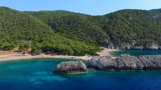 Παραλία Μυλοκοπή: Ένα εκπληκτικό σκηνικό για μονοήμερη εκδρομή – Οι δύο εξωτικές παραλίες στον Κορινθιακό μόλις 1,5 ώρα από την Αθήνα (Video)