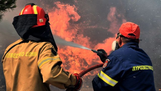 «Καλό κουράγιο παλικάρια μου» – Ανατριχιάζει βίντεο με δασοπυροσβέστες που δίνουν «μάχη» με τις φλόγες στον Κουβαρά (video)