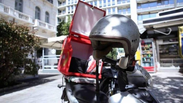 Εταιρείες ντελίβερι έβαζαν παράνομα διανομείς να δουλεύουν μέσα στον καύσωνα παρά τον απαγόρευση!