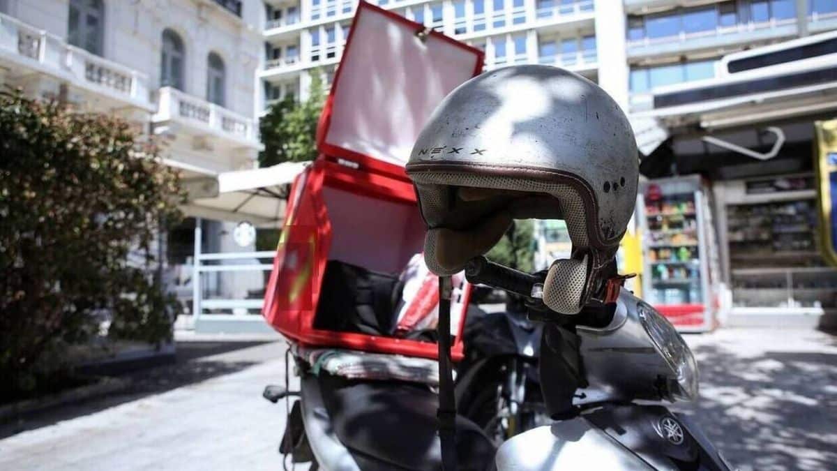 Εταιρείες ντελίβερι έβαζαν παράνομα διανομείς να δουλεύουν μέσα στον καύσωνα παρά τον απαγόρευση!