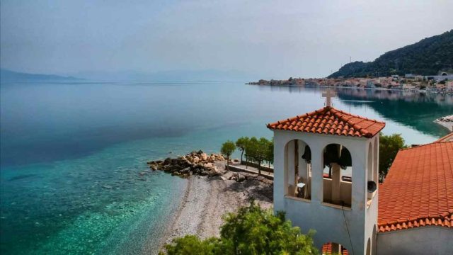 Παρθένο με κρυστάλλινα νερά: Το ξακουστό ελληνικό χωριό όπου κάθε σπίτι έχει τη δική του παραλία