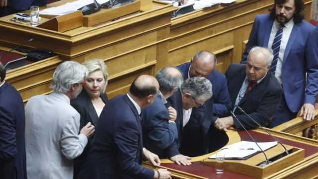 Κατέρρευσε στη Βουλή ο Δημήτρης Κουτσούμπας: Πόνεσε η μέση του ενώ ήταν στο βήμα – Διακοπή της διαδικασίας (video)