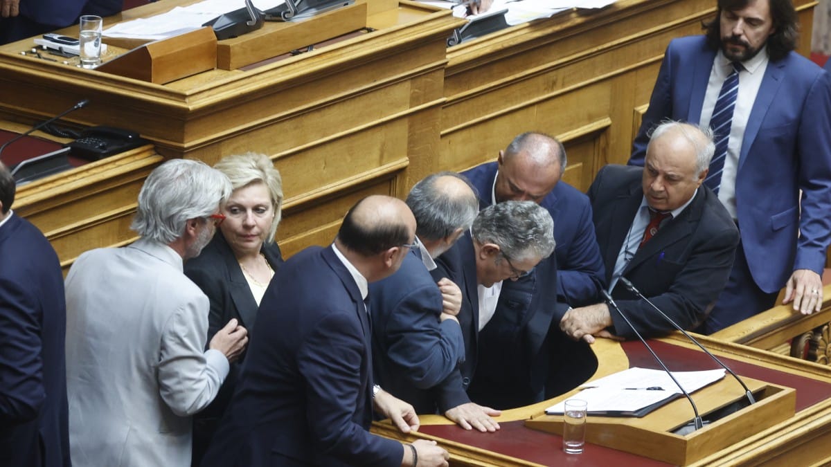 Κατέρρευσε στη Βουλή ο Δημήτρης Κουτσούμπας: Πόνεσε η μέση του ενώ ήταν στο βήμα – Διακοπή της διαδικασίας (video)