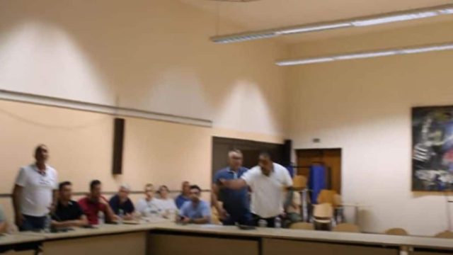 Ο κακός χαμός στα Γιαννιτσά: Πιάστηκαν στα χέρια δημοτικοί σύμβουλοι – Στο νοσοκομείο ο ένας (video)