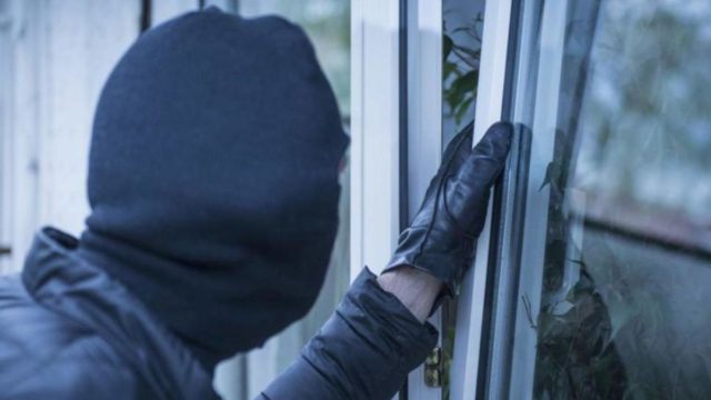 Παλλήνη: Μασκοφόροι έκαναν φύλλο και φτερό κατάστημα του «Βενέτη» – «Σήκωσαν» όλο το χηματοκιβώτιο