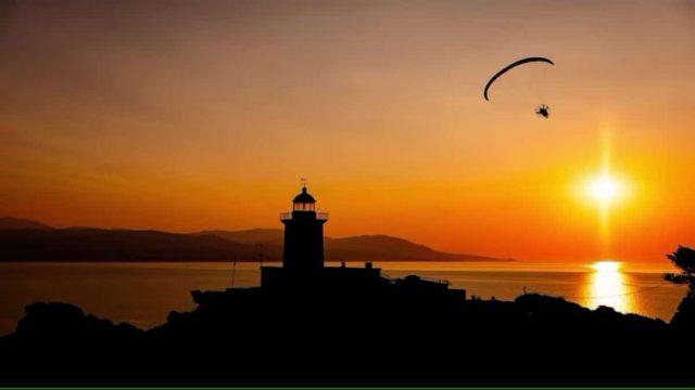 Paramotoring με θέα τον Φάρο Ηραίου και ένα από τα ωραιότερα ηλιοβασιλέματα